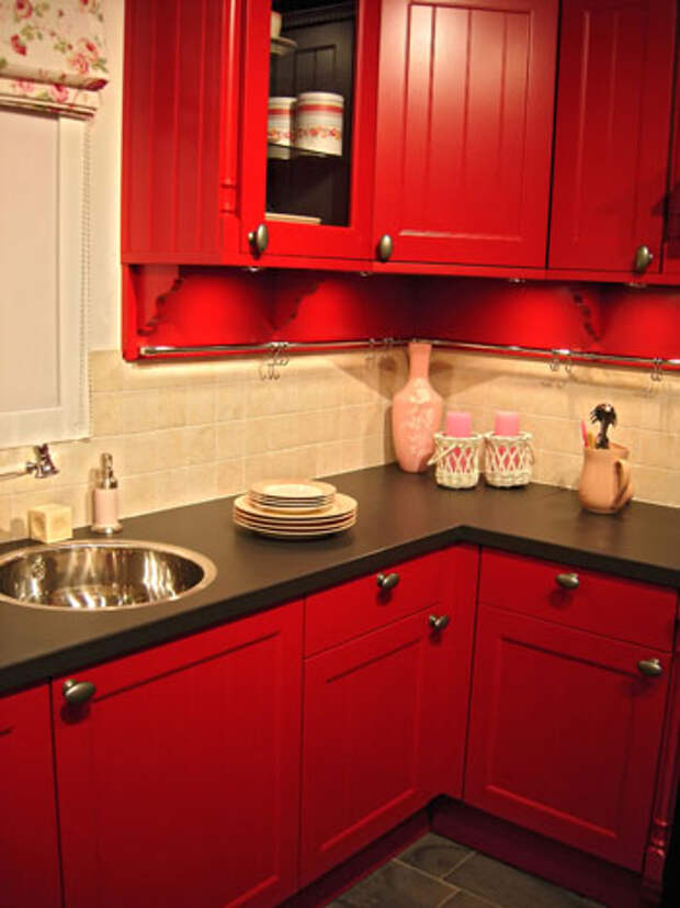 Compact_kitchen_red_painted_corner_solution (350x467, 40Kb)