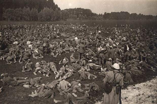 Пленные немецкие заключенные на Западном фронте. 1 августа 1916 года.