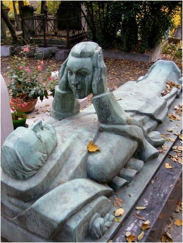 Надгробный памятник на кладбище Пер-Лашез