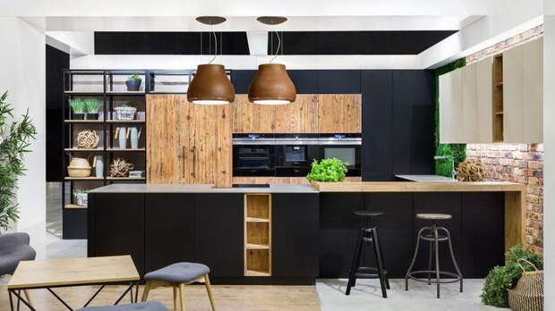 Темная мебель хорошо выглядит в интерьере большой кухни