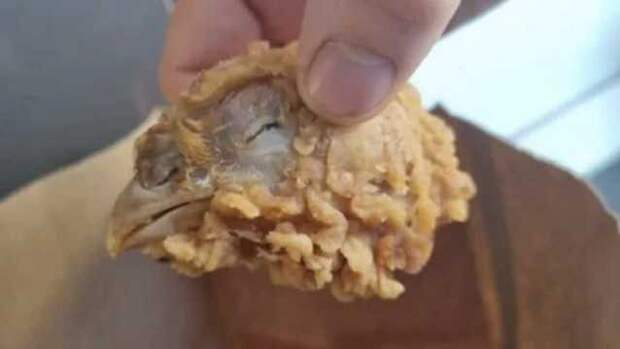Британка нашла целую куриную голову в своих крылышках KFC