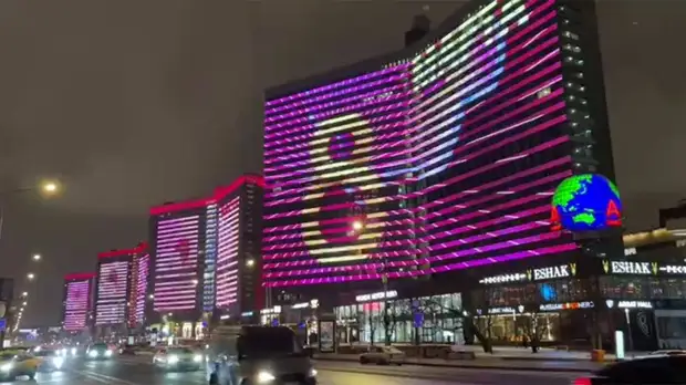 Москвичек поздравили с Международным женским днем с медиафасадов на Новом Арбате