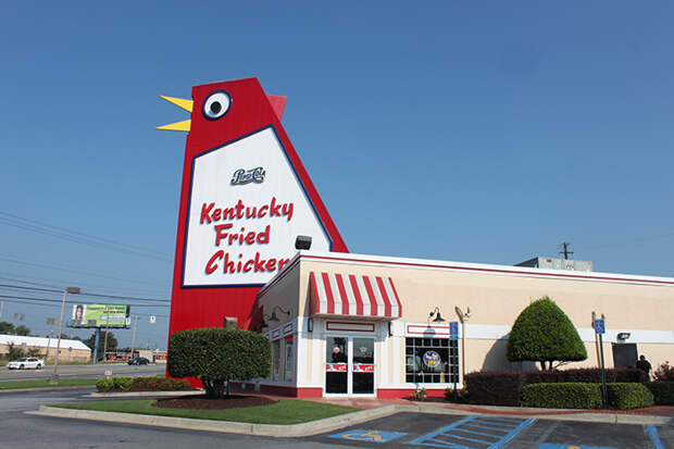 Ресторан KFC в форме цыпленка в Мариетте, США
