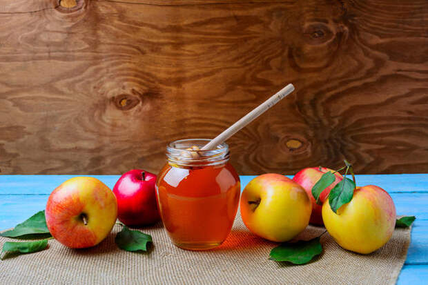 Яблоки моченые с мелиссой, мятой и медом