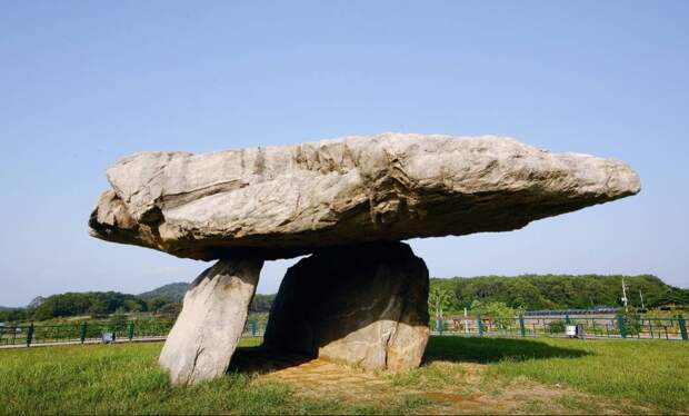 Корея. Фото взято с сайта: https://geolines.ru/PHOTOOBJECT/dolmens-seids/Hwasun-dolmen.html