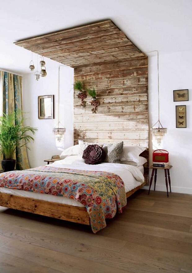 Один из самых лучших и удачных вариантов оформления спальни в деревенском стиле с применением дерева.