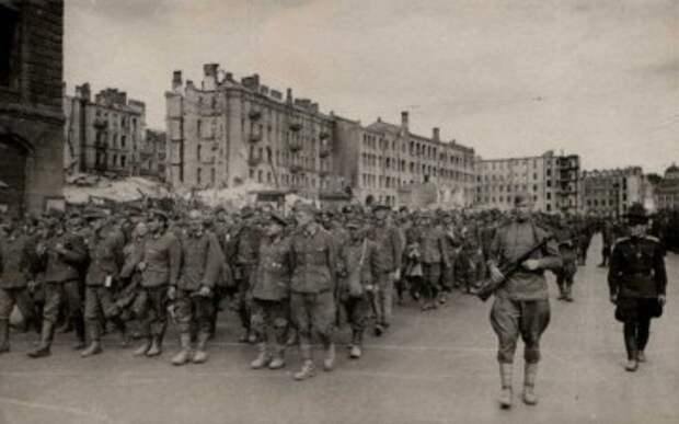 16 августа 1944 года. Конвоирование немецких военнопленных по Киеву