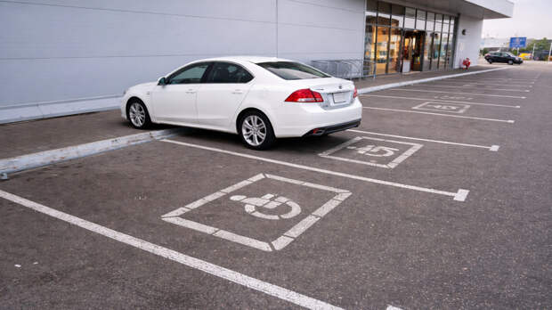 Когда парковка на месте для инвалидов не влечёт штрафа: роль разметки и знака