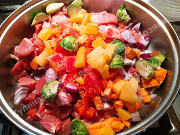 Свинина тушеная с овощами