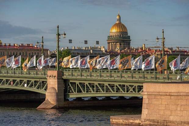 Петербург начали украшать ко Дню города