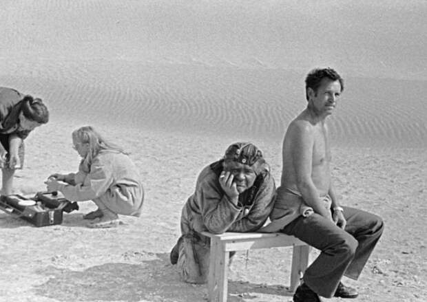 На съемках легендарной трагикомедии *Кин-дза-дза*, 1986 | Фото: kinopoisk.ru На съемках легендарной трагикомедии *Кин-дза-дза*, 1986 | Фото: kinopoisk.ru
