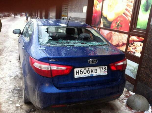 Автомобили, пострадавшие от падения сосулек в Санкт-Петербурге Автомобили, пострадавшие от падения сосулек в Санкт-Петербурге зима, санкт-петербург, сосулька