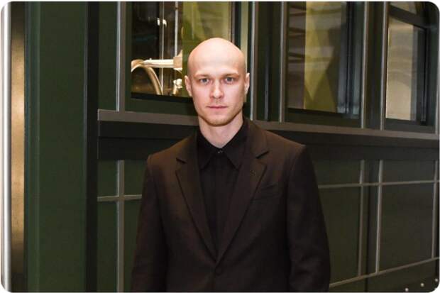 Отрастивший волосы Юра Борисов удивил сменой имиджа