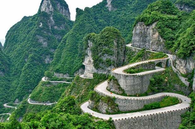 Экстремальная дорога к подножию «Небесных ворот» Китай).