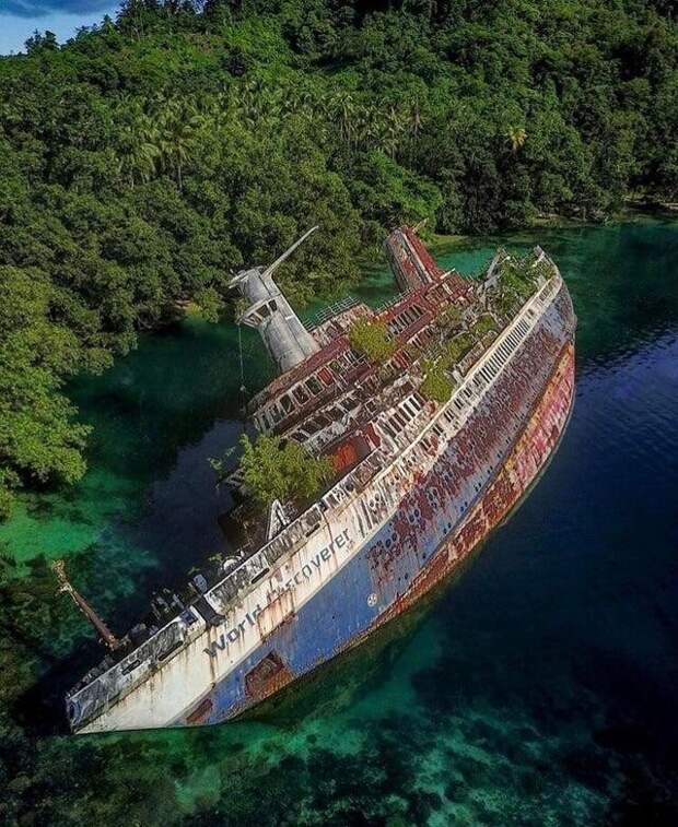 Немецкое круизное судно World Discoverer, которое наскочило на риф у Соломоновых островов 29 апреля 2000 года