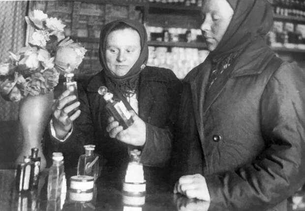В парфюмерном магазине. Куйбышев. 1937 год.