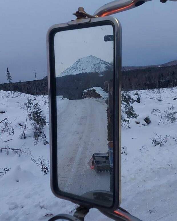 Вид из бокового зеркала вписался в вид впереди Вид из бокового зеркала вписался в вид впереди