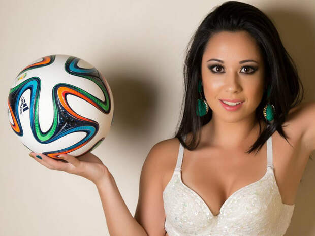 Прекрасная бразильянка мастерски обращается с мячом в коротком платье