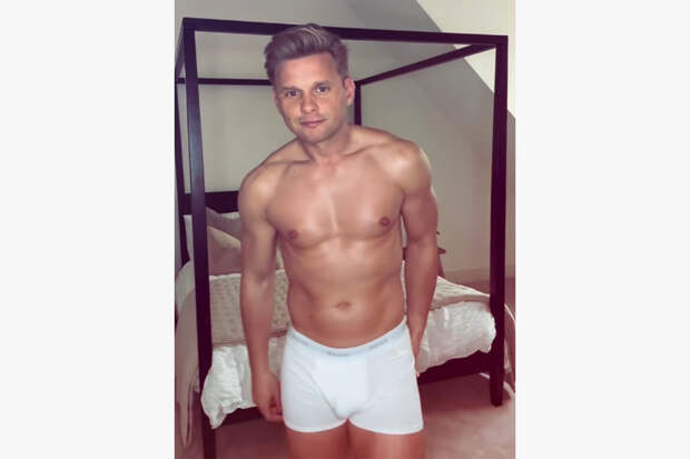 46-летнего ведущего окрестили «гламурным дедом» на видео в трусах