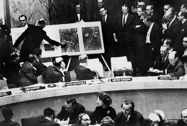 Официальный представитель администрации США на заседании ООН показывает снимок с самолета-разведчика, на котором видны советские ракеты на Кубе, 1962 год