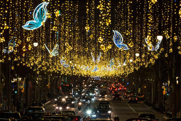 Рождественские украшения освещают одну из главных улиц Барселоны, Испания