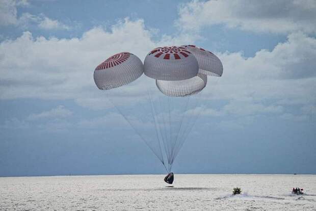 Космические туристы SpaceX вернулись на землю