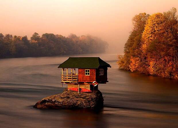 Дом на реке