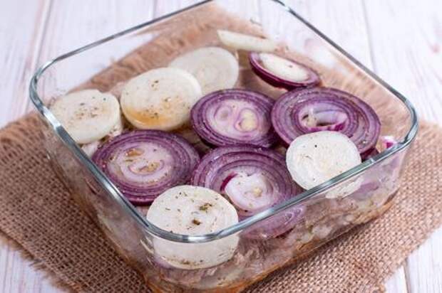 Сочная мясная закуска с маринованным луком на праздничный стол. Этап: 7