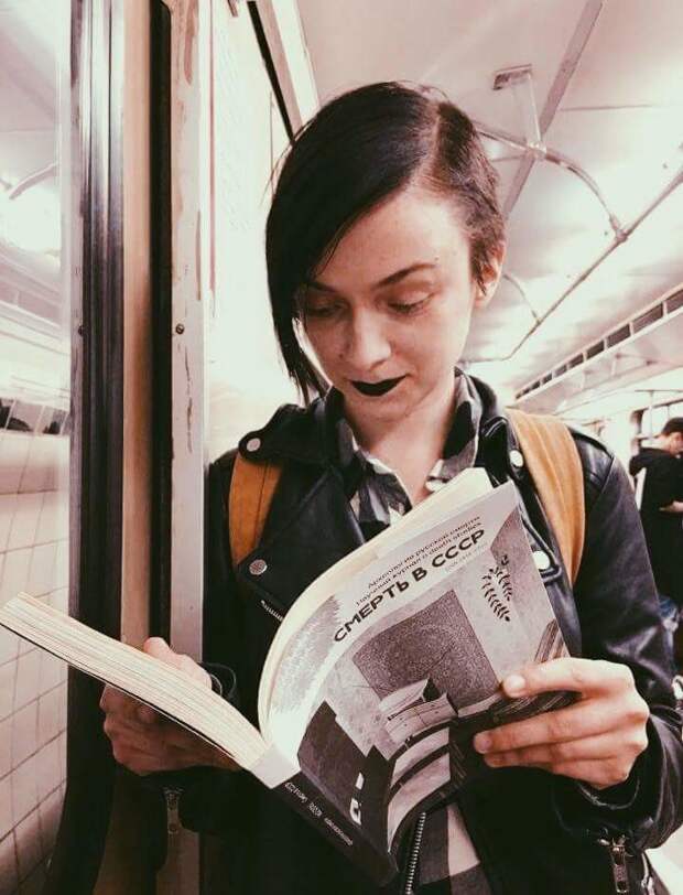 1. Готичненько (Археология русской смерти) в общественном транспорте, книги, люди все еще читают, фото, юмор