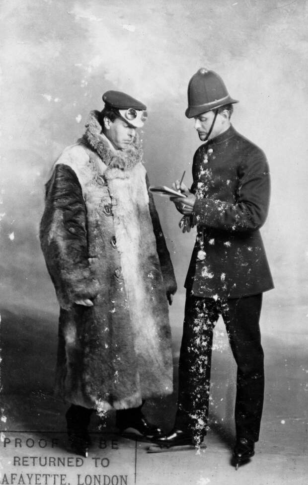 Около 1900 года. Сооснователь копании Rolls-Royce Чарльз Стюарт Роллс в костюме полицейского выписывает штраф мужчине в костюме автомобилиста авто, история, мода, одежда