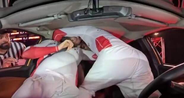 Джиу-джитсу в салоне автомобиля