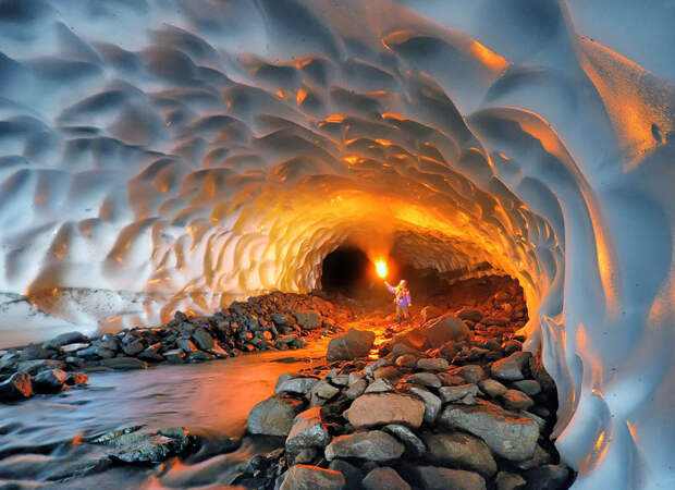 11. Лед и пламя столкнулись в снежном тоннеле неподалеку от Мутновского вулкана на Камчатке интересное, фотография
