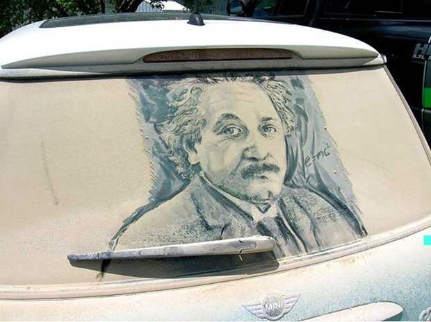 Пыльная работа: художник пишет крутые картины на грязных стеклах машин