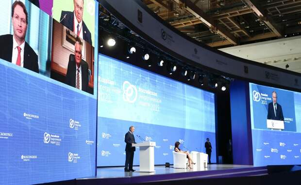 Модератор   женского   полу  сидит  в  центре,  вываливши   свои     ноги.  Фото  с  официального    сайте  Президента http://kremlin.ru