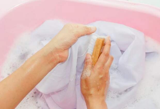 Хозяйственное мыло гипоаллергенно и подходит для стирки детских вещей / Фото: mebel-expert.info
