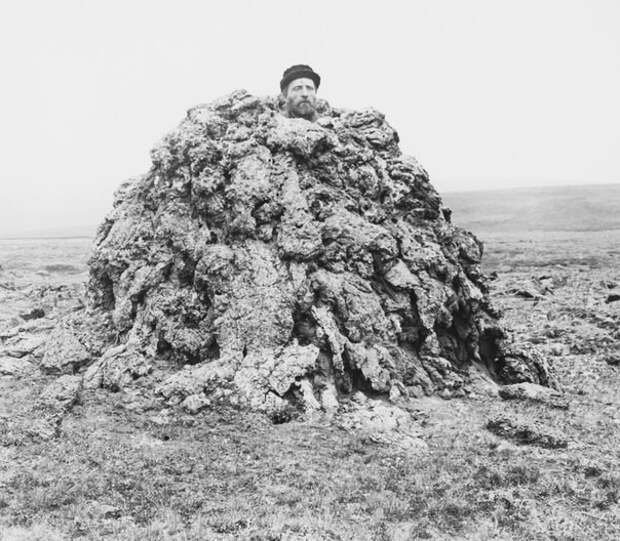 Мужчина стоит внутри магмы на лавовой равнине, Исландия, 1893 год   история, смотреть, фото