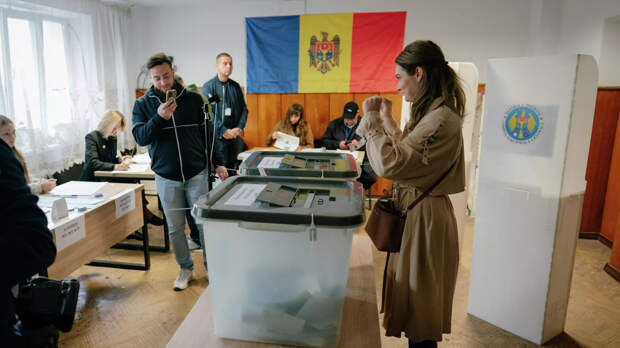 Голосование на избирательном участке во время парламентских выборов в Молдавии - РИА Новости, 1920, 28.09.2025