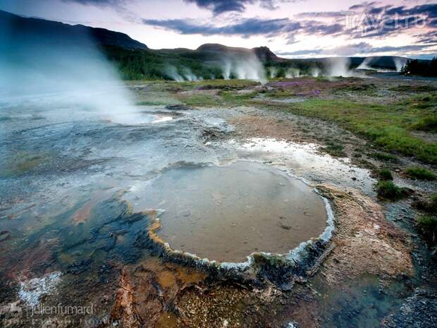 Подходить близко даже к небольшим бурлящим гейзерам не стоит из-за опасности извержения, Исландия / Исландия