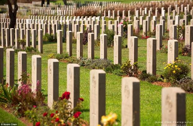 Британское военное кладбище в 1917 году (слева). Сегодня могилы с крестами заменили на аккуратные мемориальные столбики (справа) Израиль, архивные фотографии, иерусалим, история, прошлое и настоящее, сравнение, тогда и сейчас, тогда и сегодня