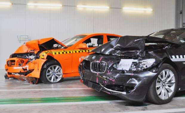 Большие немецкие седаны BMW после краш-теста.