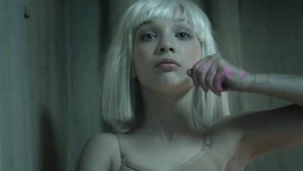 Повзрослевшая девочка из клипов Sia начала появляться в кино