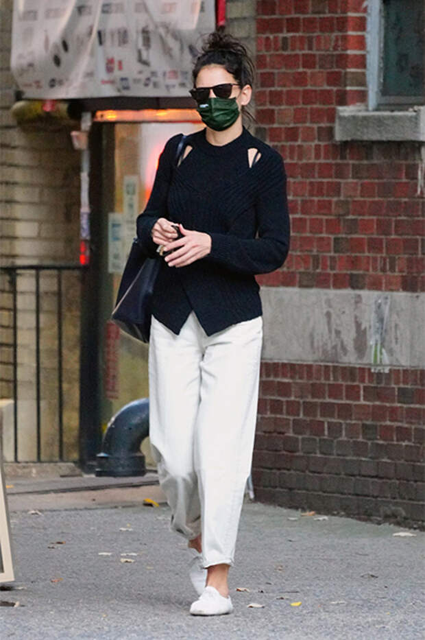 Зашить нельзя: как вещи с прорезями и дырами снова стали модными и как их носят звезды