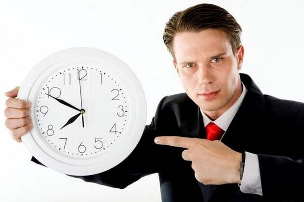 Начальник вызвал к себе сотрудницу, она вышла из кабинета вся в слезах. У нее тряслись руки, когда мы узнали в чем дело