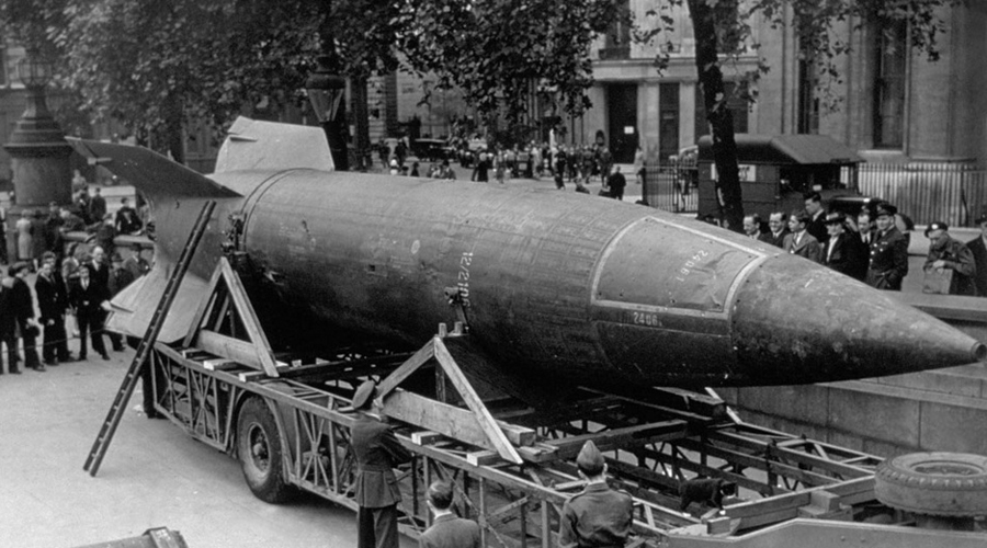 Фау-2 За несколько лет поддерживаемая в самых верхах организация превратилась в гигантскую бюрократическую машину, через которую проходила почти вся работа Третьего рейха. Одна из шестерней этого бездушного монстра подразделение «Наследие предков» вплотную занималось разработкой «оружия возмездия». Если бы эсэсовцы закончили свою Фау-2 шестью месяцами ранее, то вполне могли бы задержать наступление Красной Армии на длительное время.