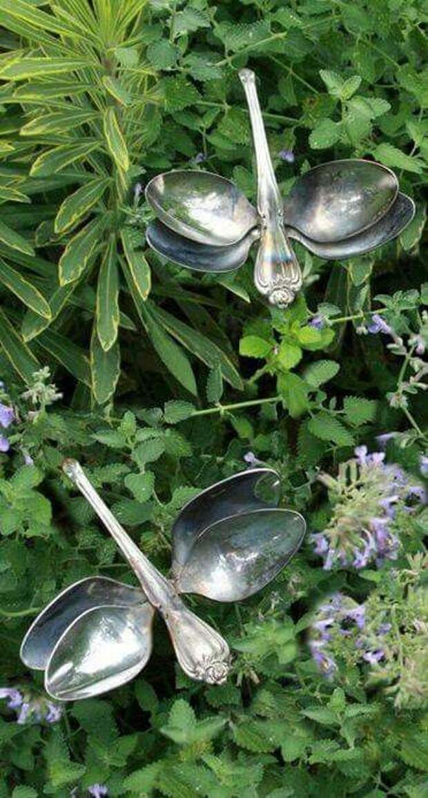 Recycling spoons, into dragonflies. What s beautiful idea! Can find them cheap at thrift store, instead of destroying family airlooms!