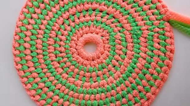 Попробуйте новый, интересный, очень простой способ вязания — булавками! Можно использовать одновременно два, три и более цветов. Также, вместо пряжи, здесь используется ткань.-7