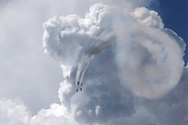 Выступление пилотажной группы Black Eagles на авиационно-космической выставке LIMA 2017