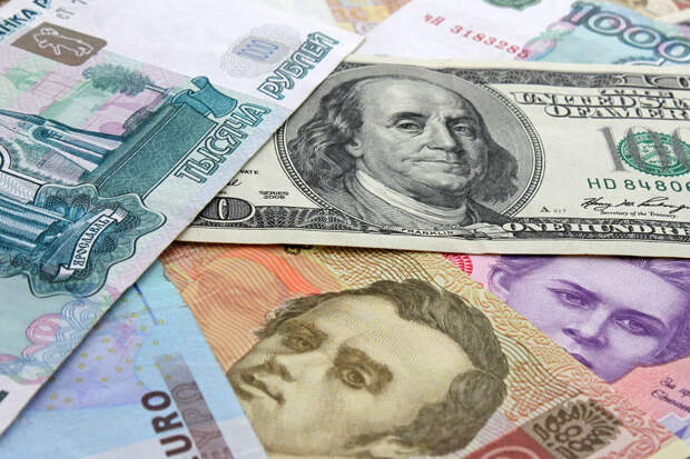 Аналитик Гондусова: за рубеж лучше брать с собой наличные доллары или евро