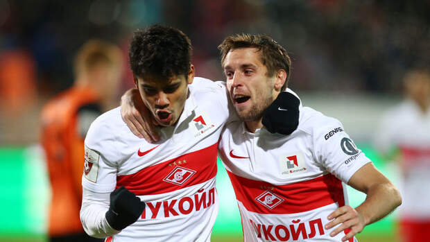 Суббота. Екатеринбург. "Урал" - "Спартак" - 0:1. 48-я минута. Дмитрий КОМБАРОВ поздравляет Лоренсо МЕЛЬГАРЕХО с победным мячом. Фото Александр СТУПНИКОВ, ФК "Спартак"