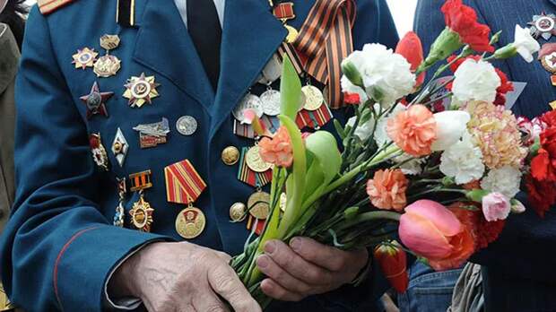 В Екатеринбурге военнослужащие поздравили фронтовиков с 9 Мая